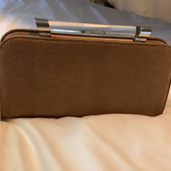 RODO BEIGE TAN LIGHT BROWN TEXTURED CONVERTIBLE CLUTCH BAG LUCITE HANDLE - Picture 2 of 8